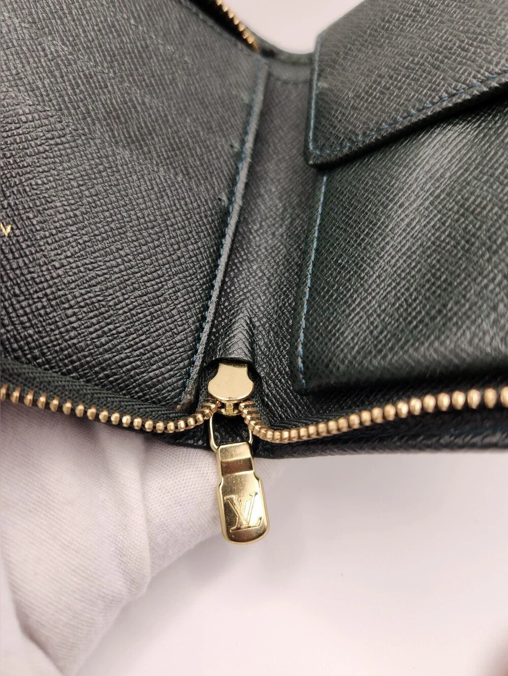 Louis Vuitton Compact Zip-around Bifold Wallet In Taiga Leather With Dustbag